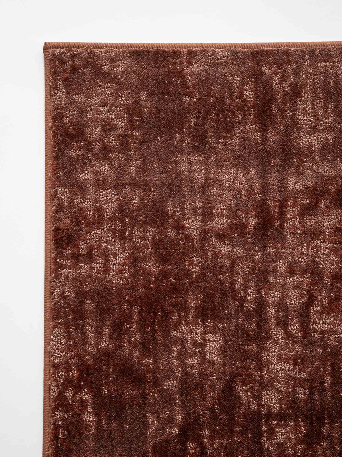 Airo soft pile rug in Warm Mahogany – NORUM