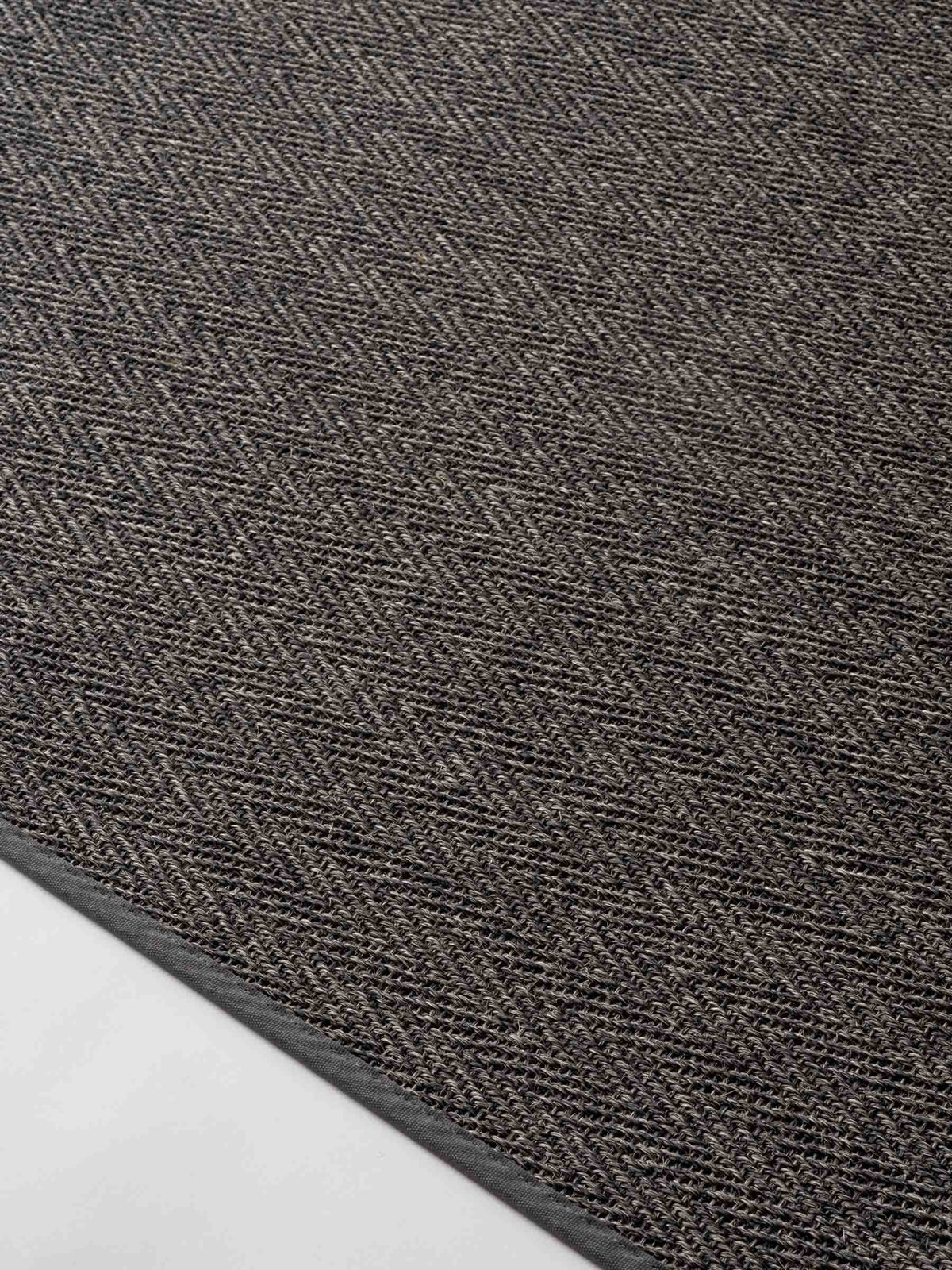 Arden sisal rug in Muted Anthracite – NORUM
