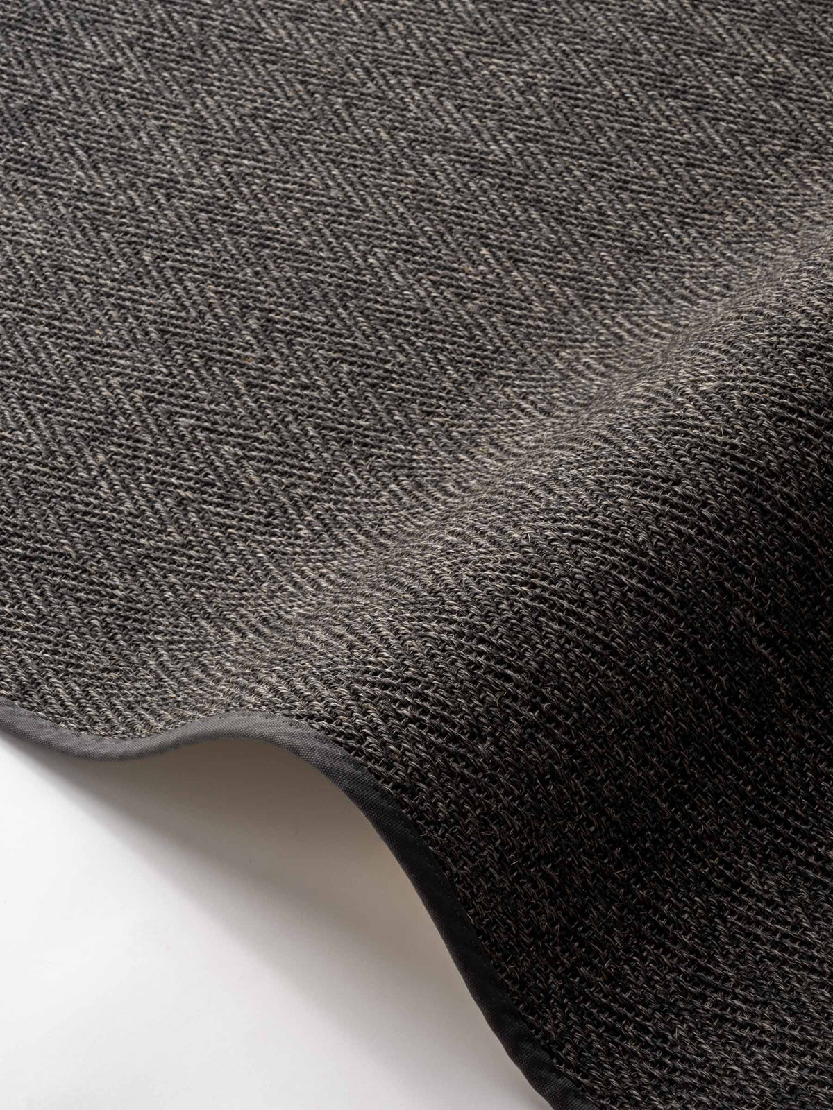Arden sisal rug in Muted Anthracite – NORUM