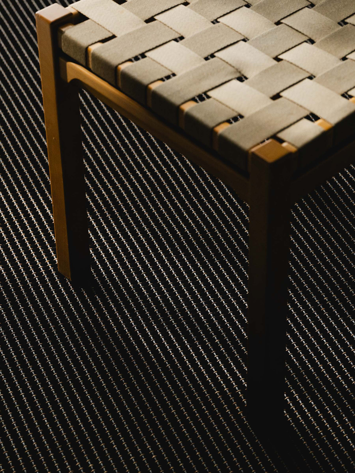 Lyra cotton-paper yarn rug in Soft Black – NORUM
