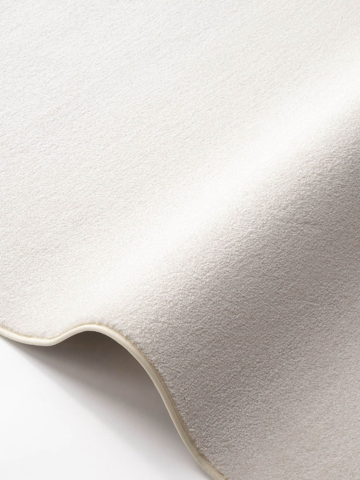 Nuva soft pile rug in Calm White – NORUM