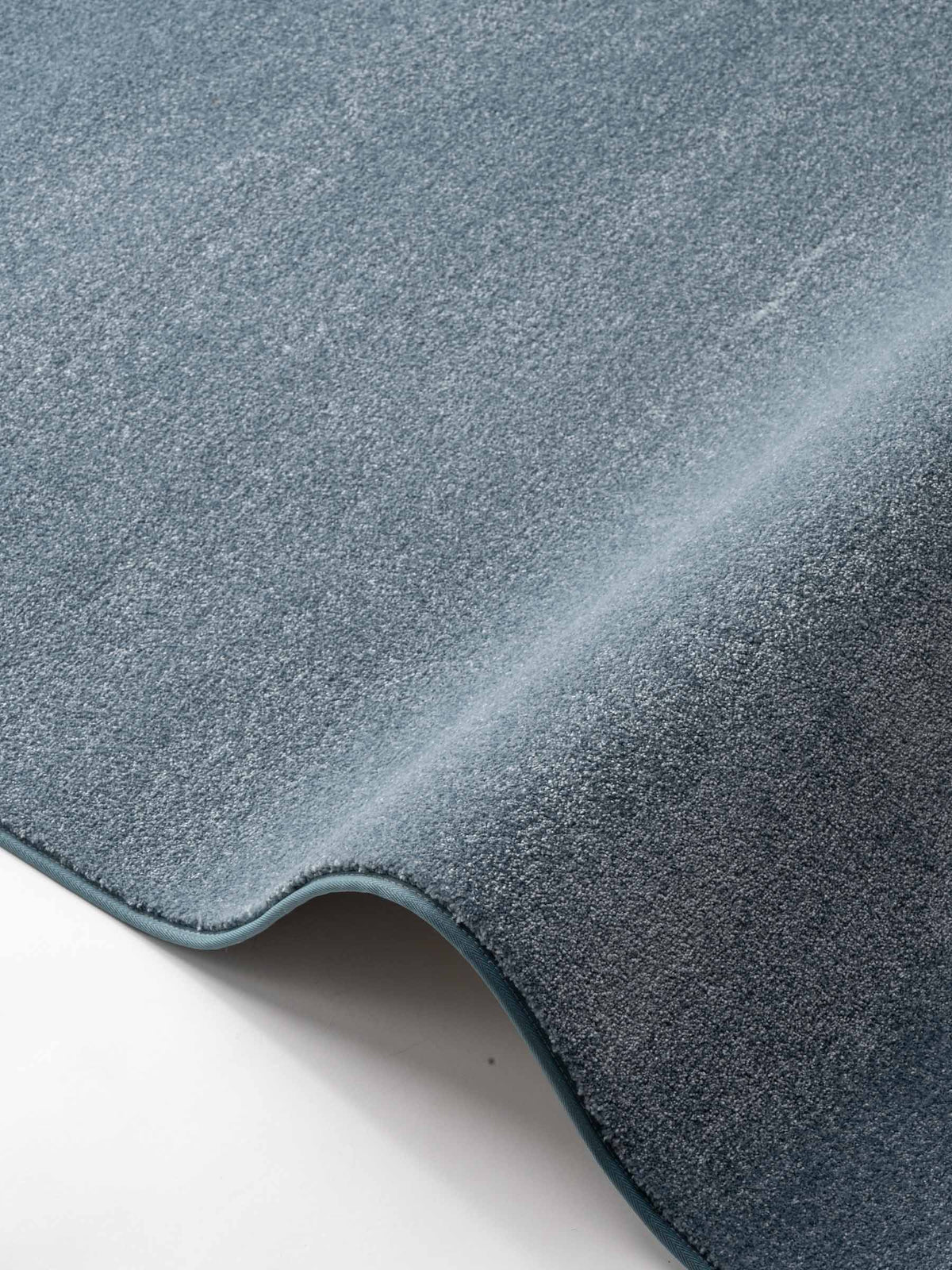 Nuva soft pile rug in Faded Blue – NORUM