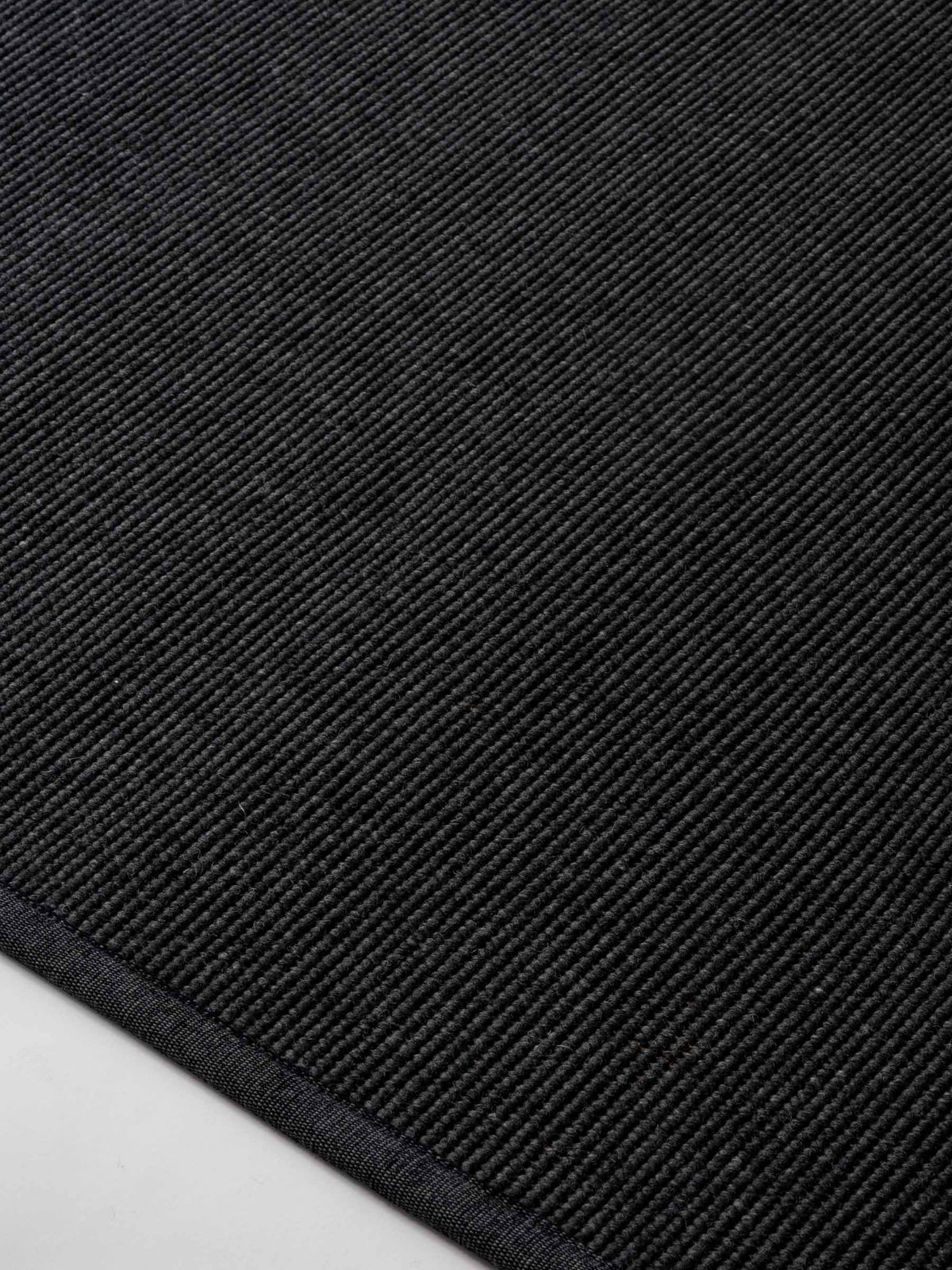 Sarea wool rug in Soft Black – NORUM