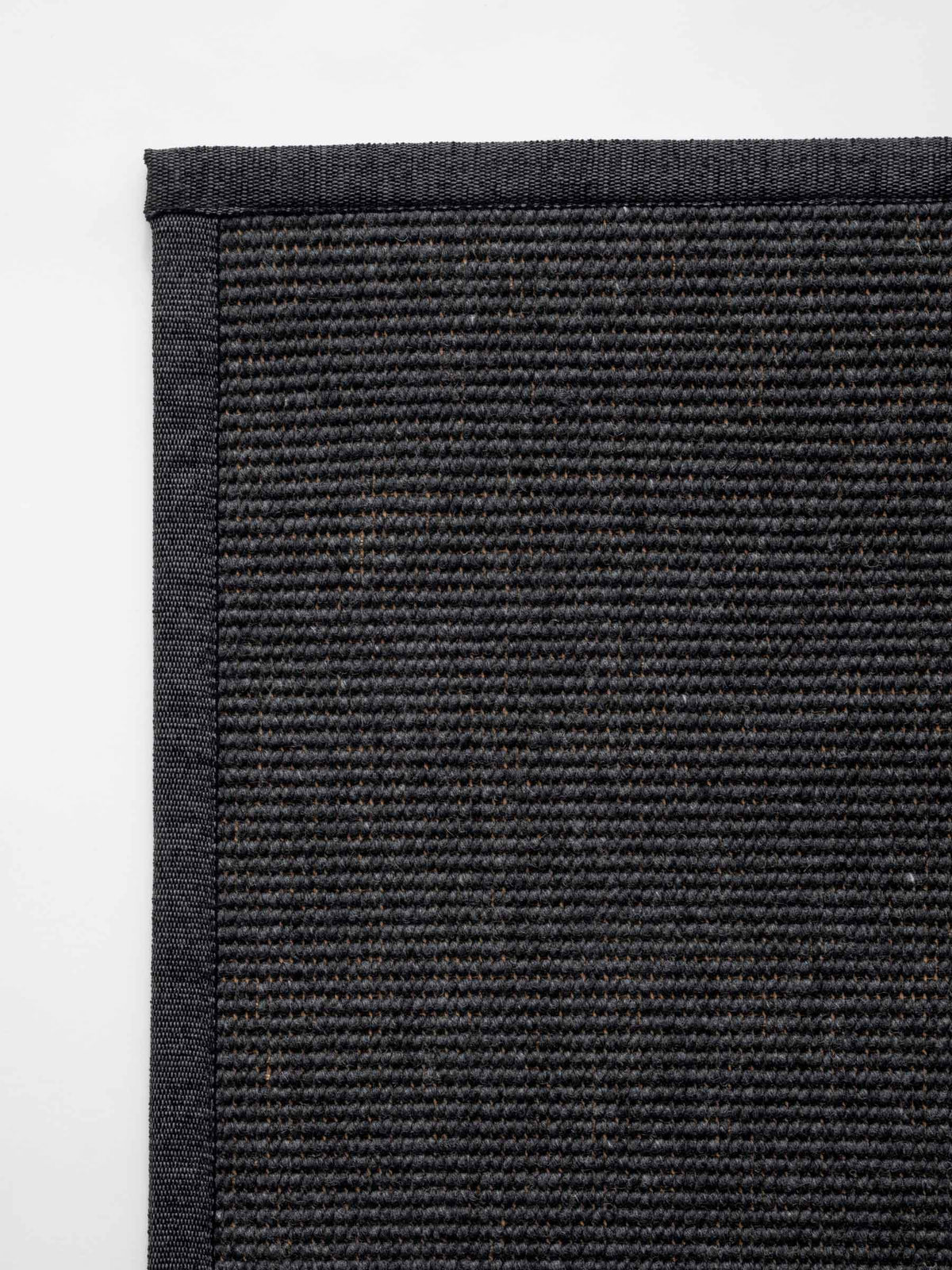 Sarea wool rug in Soft Black – NORUM