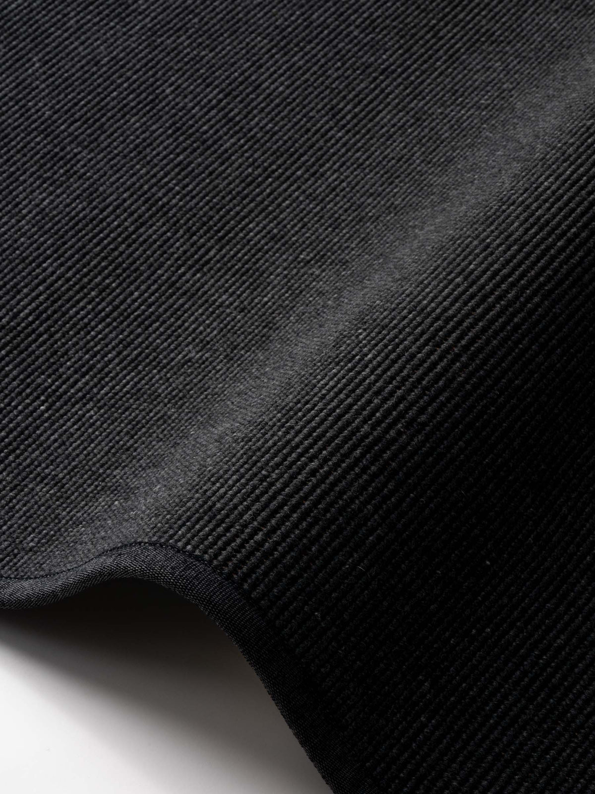 Sarea wool rug in Soft Black – NORUM