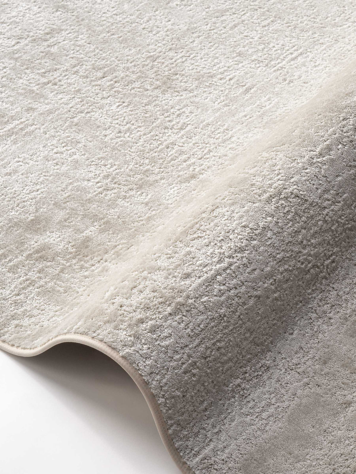 Airo soft pile rug in Silk White – NORUM