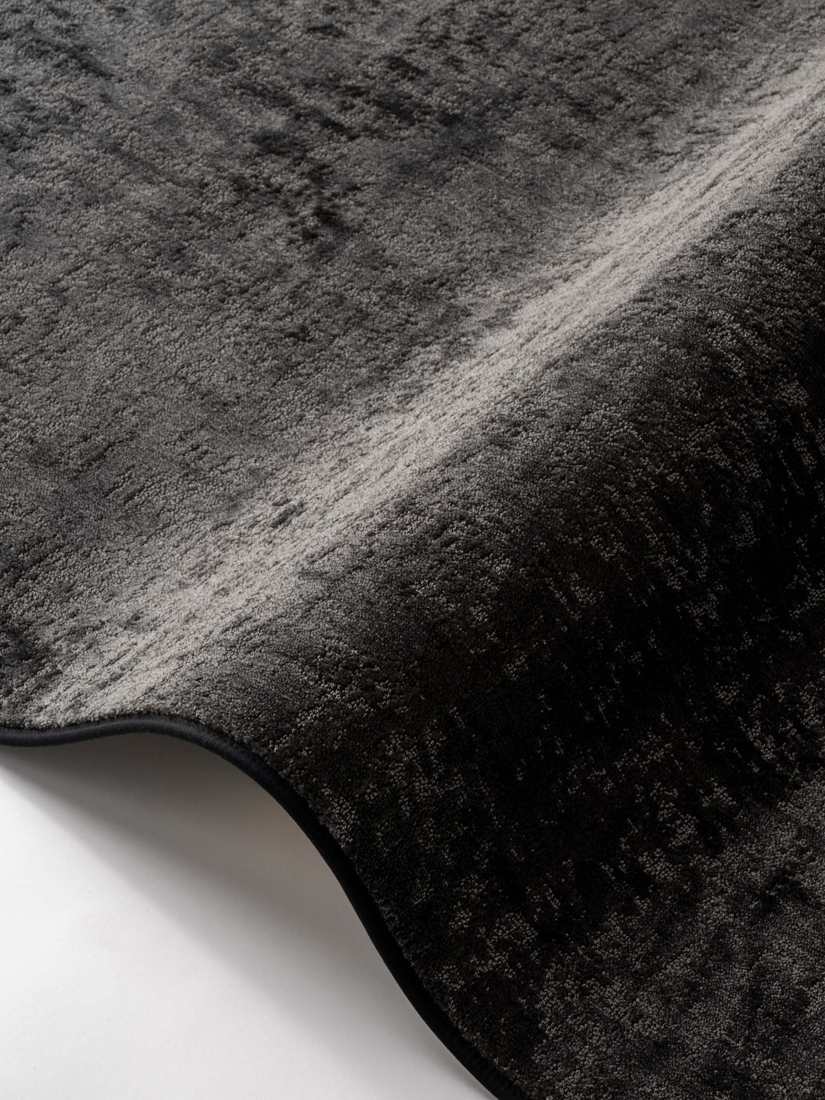 Airo soft pile rug in Soft Black – NORUM