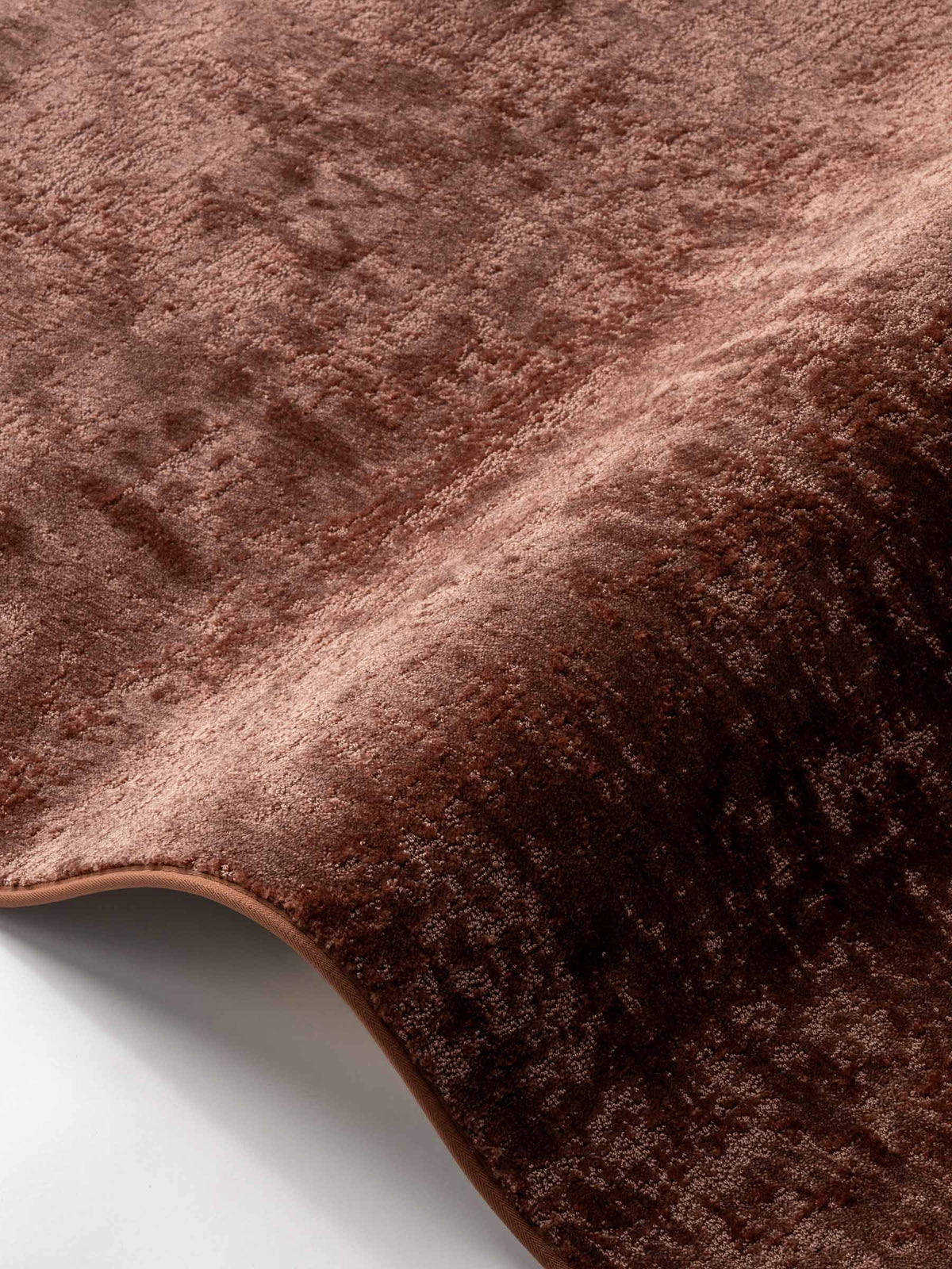 Airo soft pile rug in Warm Mahogany – NORUM