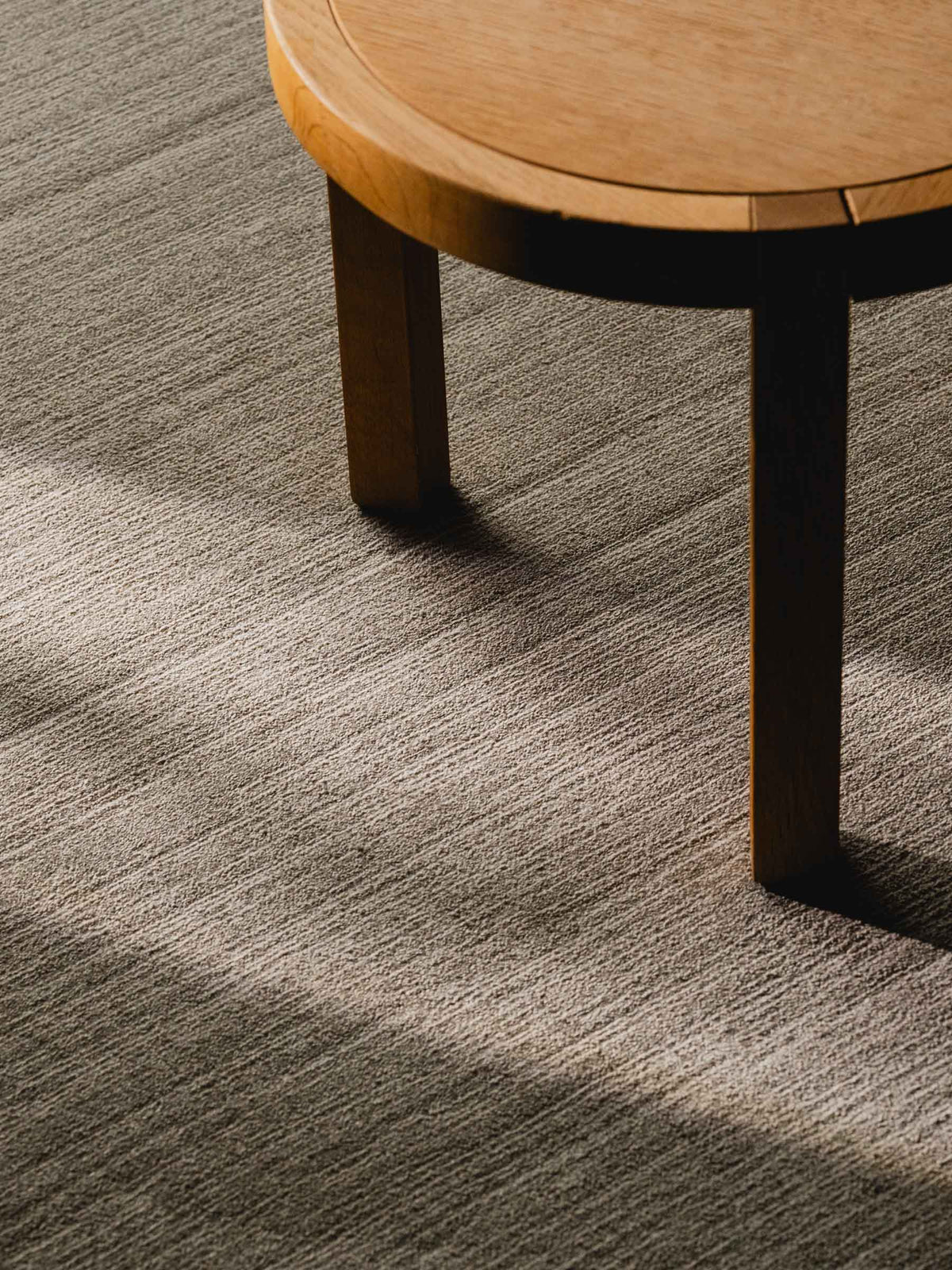 Elora soft pile rug in Light Grey – NORUM