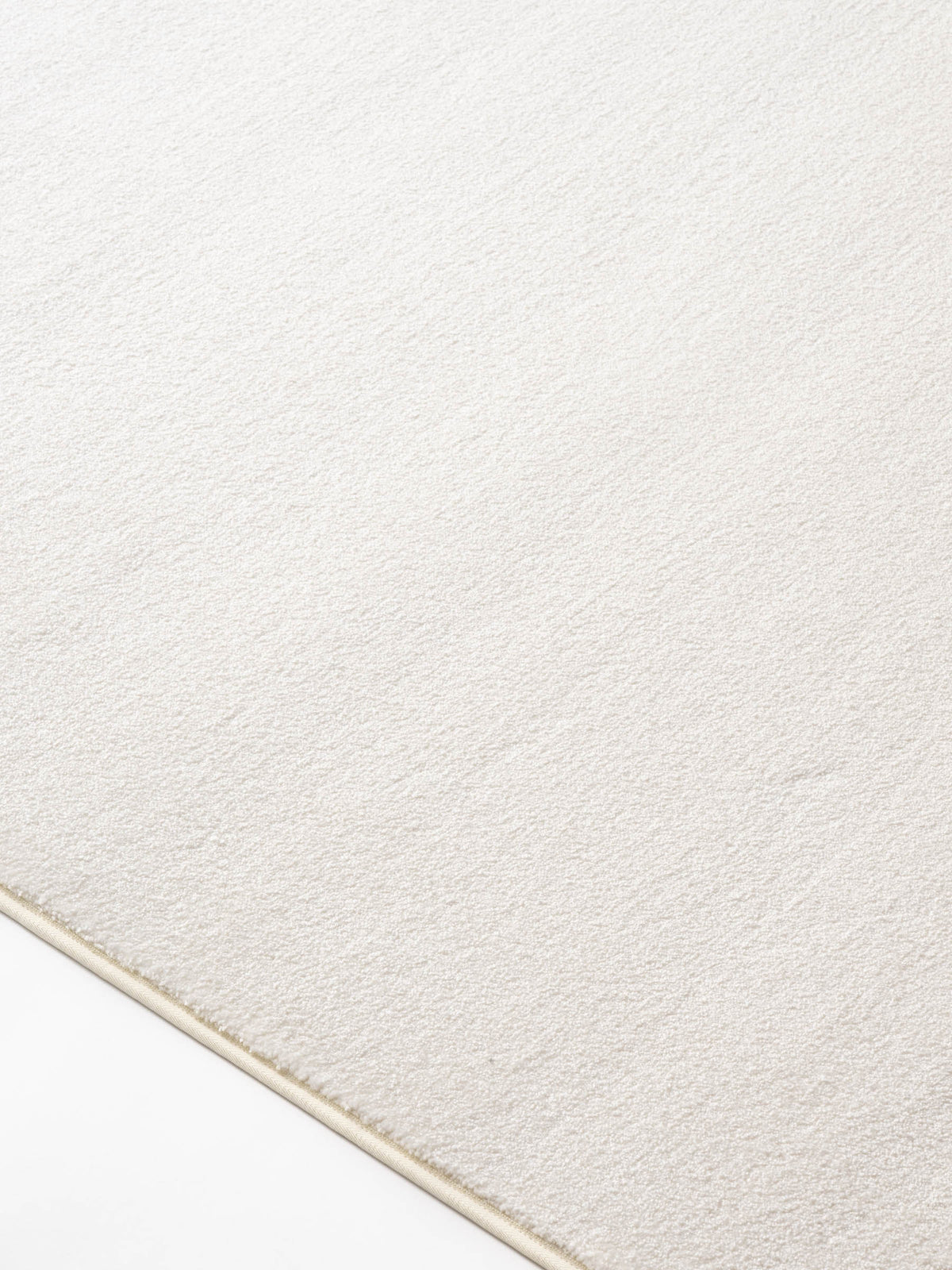 Nuva soft pile rug in Calm White – NORUM