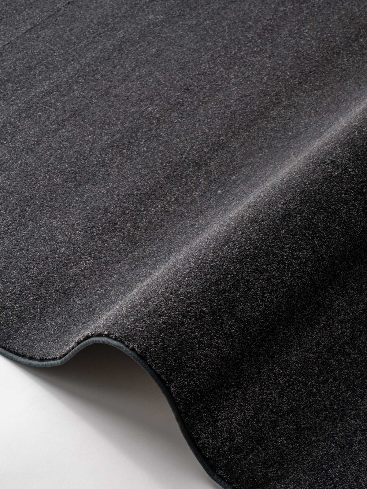 Nuva soft pile rug in Dark Grey – NORUM