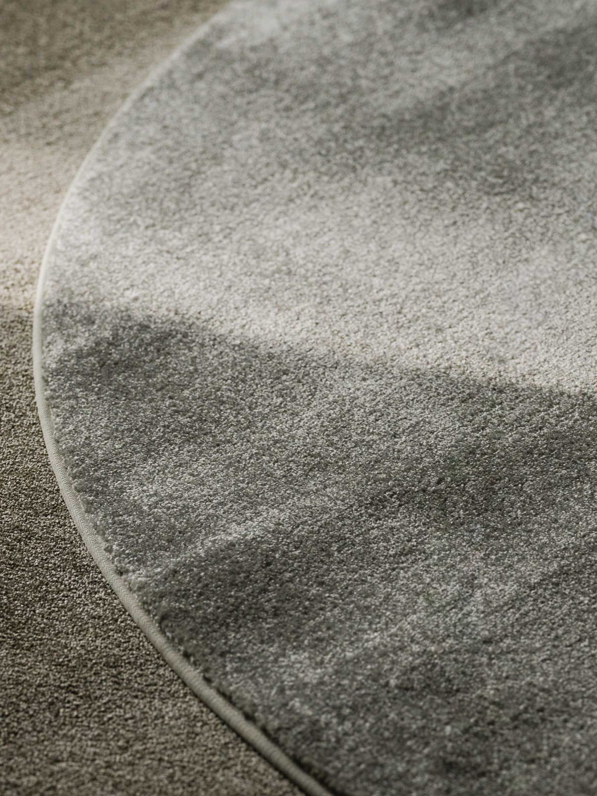 Nuva soft pile rug in Soft Grey – NORUM