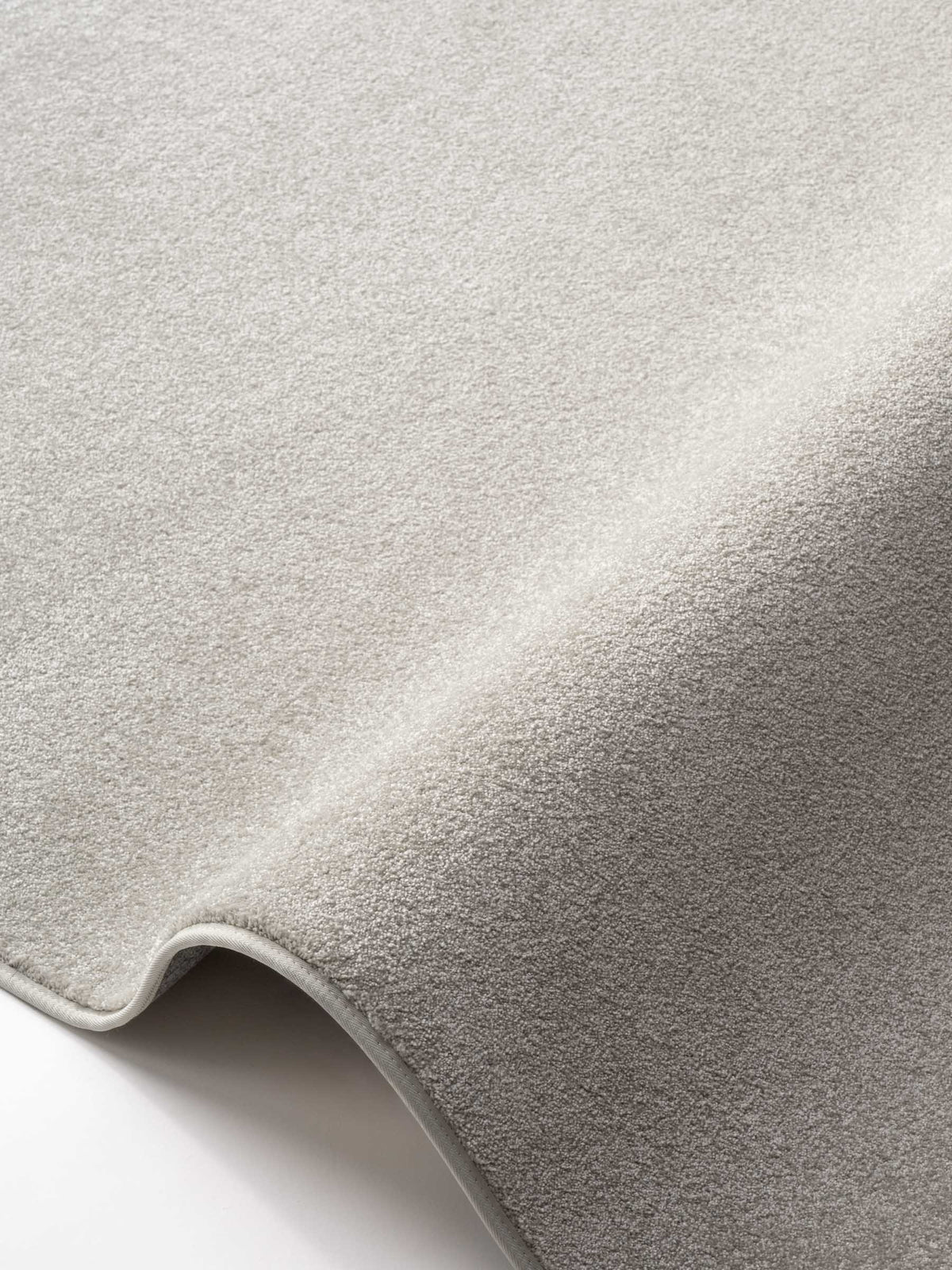 Nuva soft pile rug in Soft Grey – NORUM