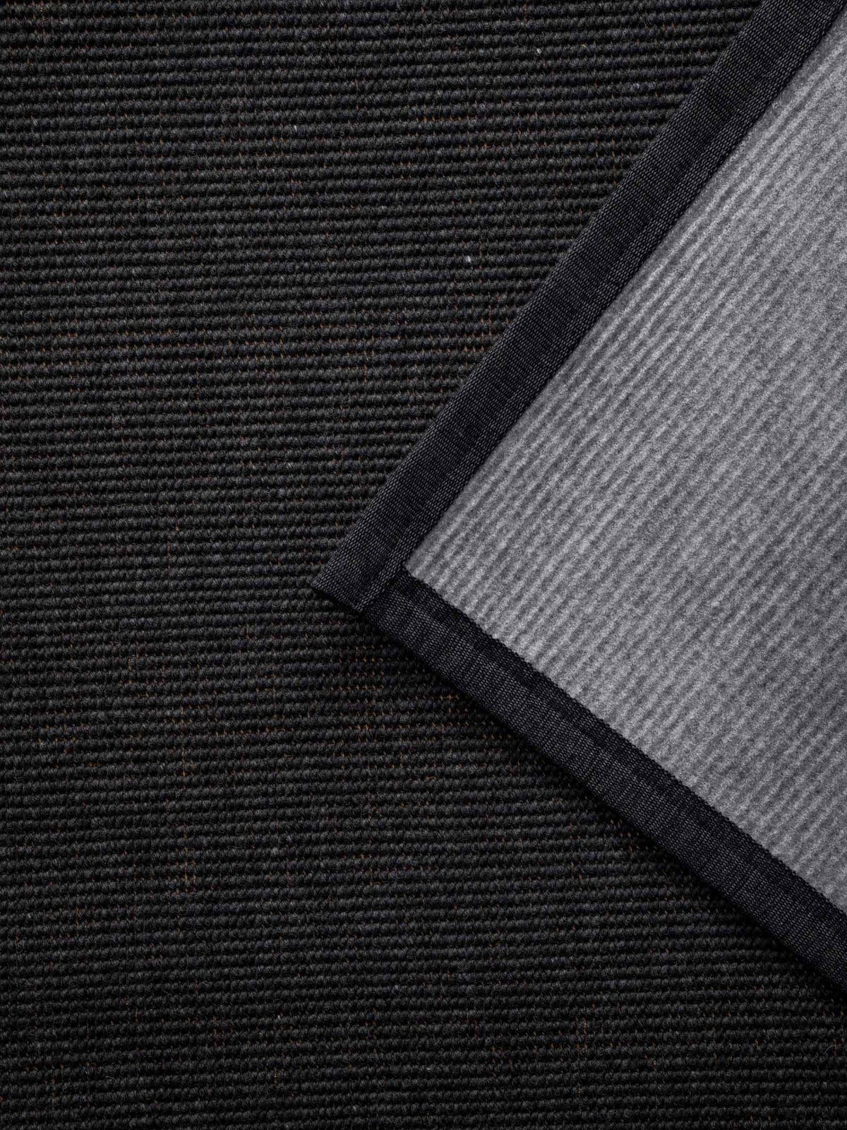 Sarea wool rug in Soft Black – NORUM